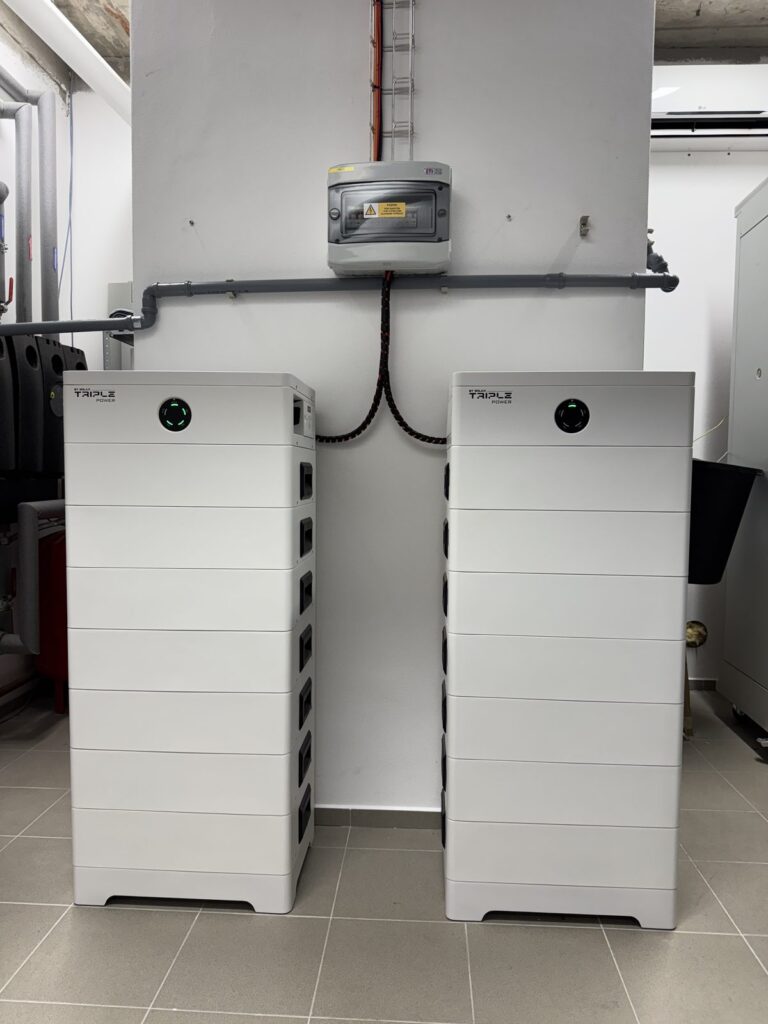 Dva batériové moduly SOLAX Triple Power v technickej miestnosti firmy