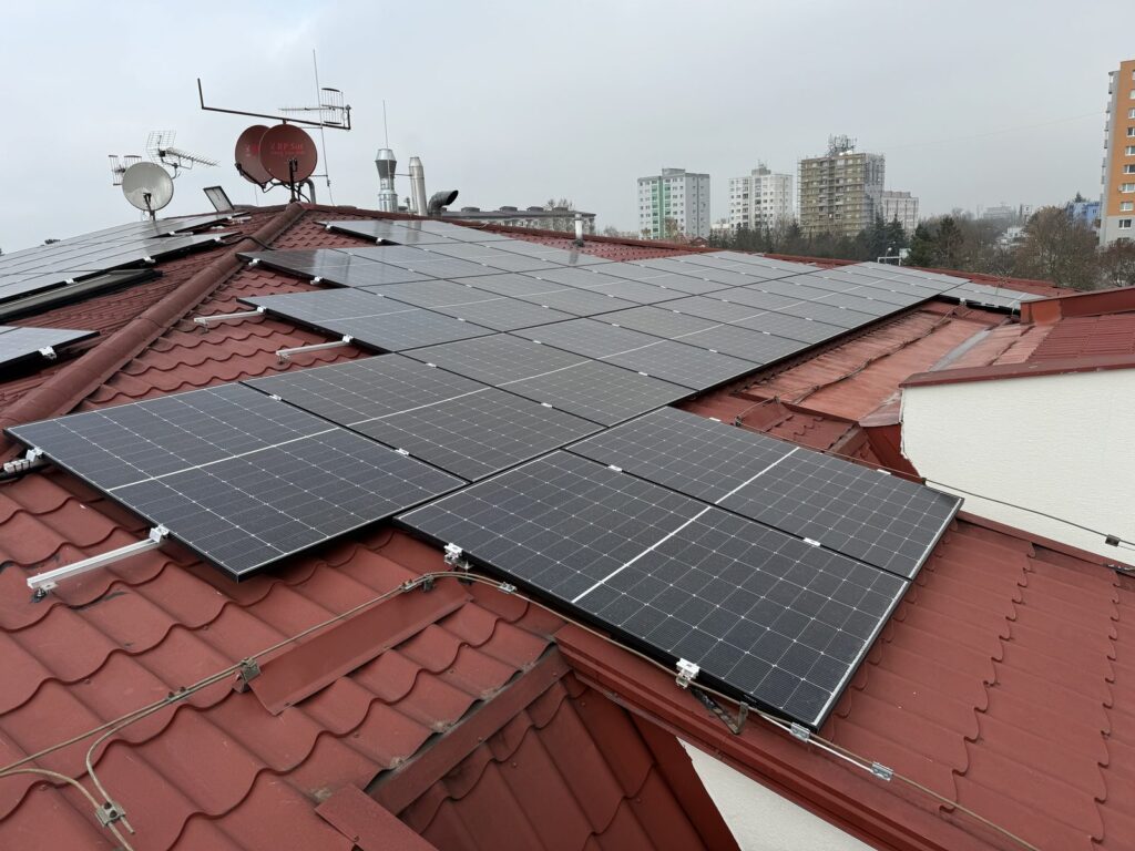 Fotovoltické panely uložené na šikmej škridlovej streche firemného objektu