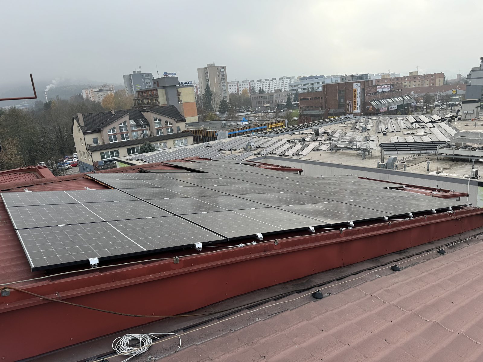 Fotovoltické panely na streche firemnej budovy v Dubnici nad Váhom