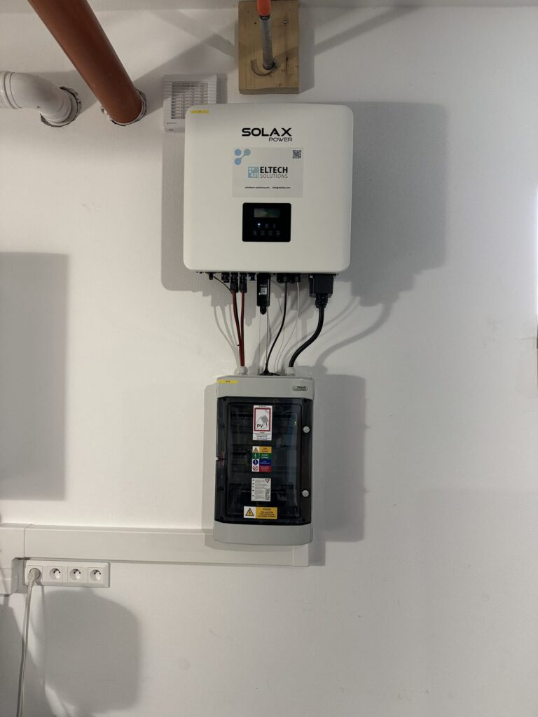 Hybridný menič SOLAX s fotovoltickým DC rozvádzačom v technickej miestnosti rodinného domu