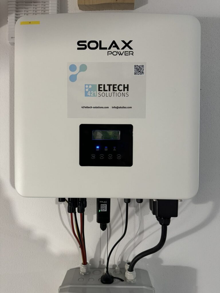 Hybridný menič SOLAX X3-Hybrid s pripojenými DC a AC vodičmi