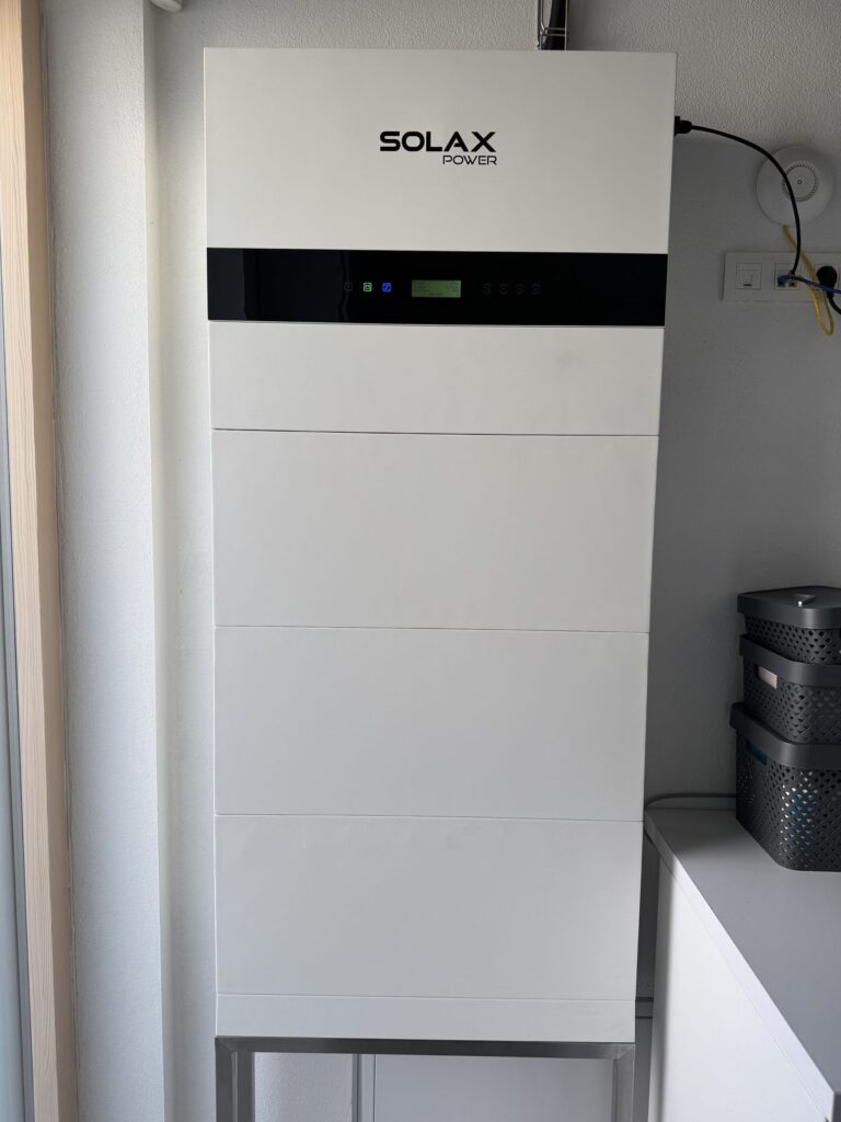 Hybridný menič SOLAX X3-IES s batériovým úložiskom v rodinnom dome
